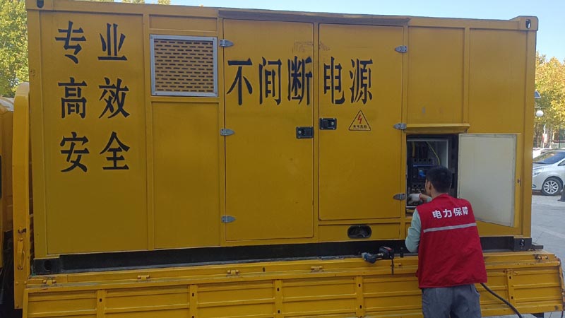 源汇柴油发电机组和UPS电源配合使用时，如何避免切换过程中的电力中断？